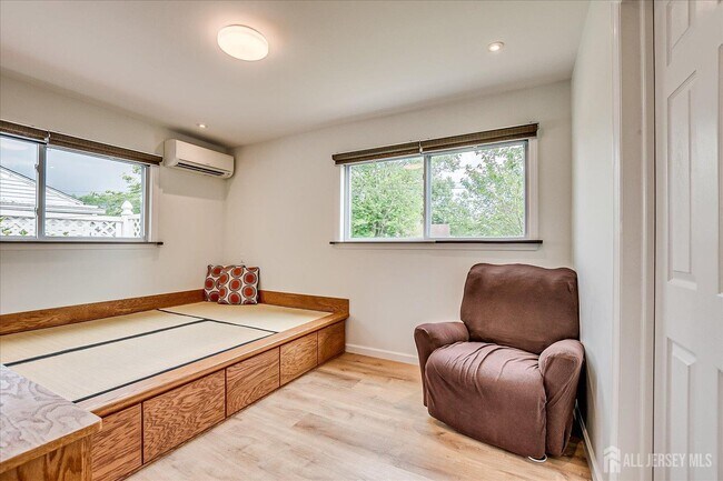 Building Photo - 9 Regent Ct