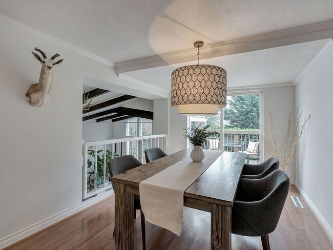 Building Photo - Chic Urban Oasis in Hillsdale