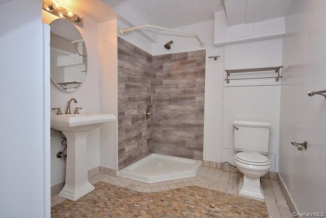 Building Photo - 16 Upland Ln