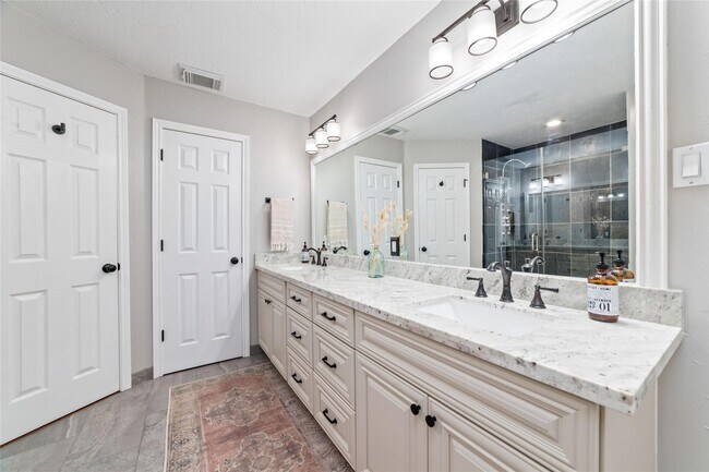 Building Photo - 13019 Lentando Dr