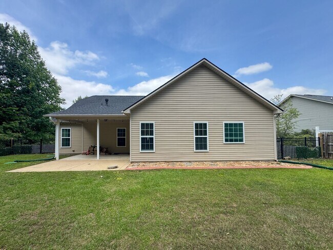 Building Photo - Lovely 4 Bed 2 Bath Home in Westgate