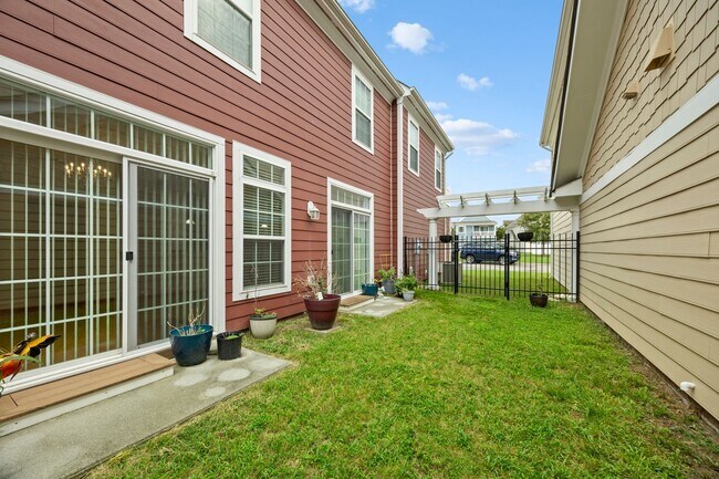 Building Photo - 5543 Botanical Dr