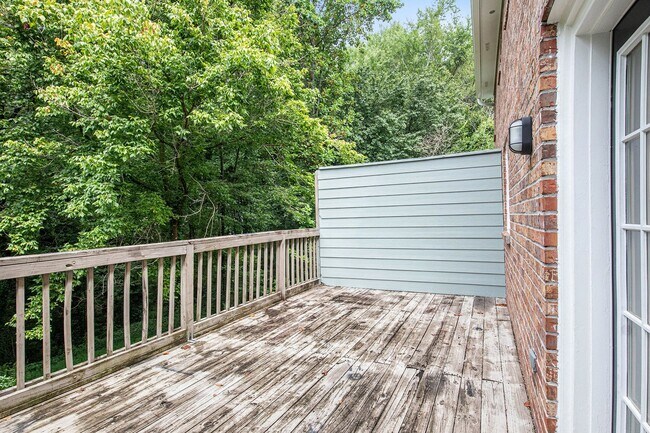 Building Photo - Spacious 3BR/2.5BA Townhouse in the Heart ...