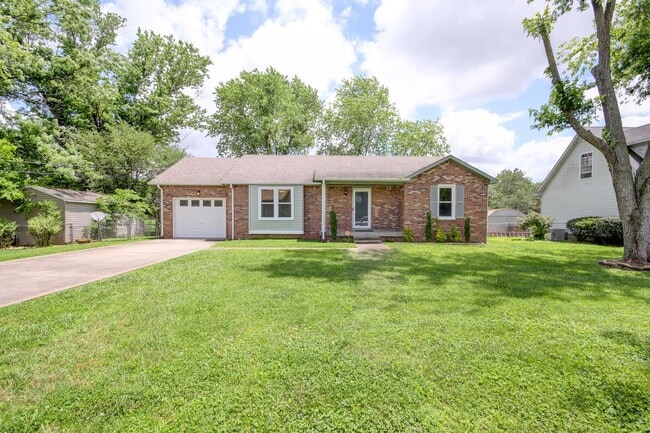 Building Photo - Charming Ranch Style Home with Hardwood Flooring Within Minutes to Fort Campell