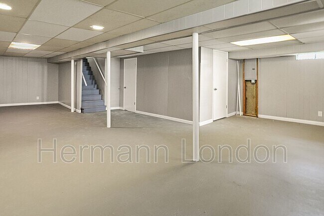 Building Photo - 2365 N Pointe Ln