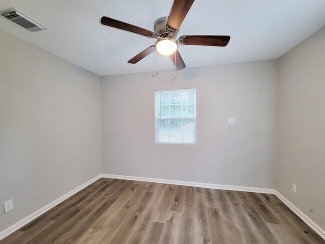 Building Photo - 405 Silver River Dr