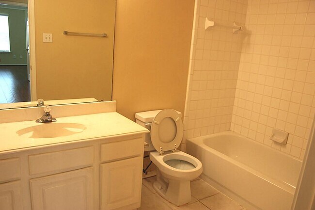 Building Photo - 4614 Forest Home Dr