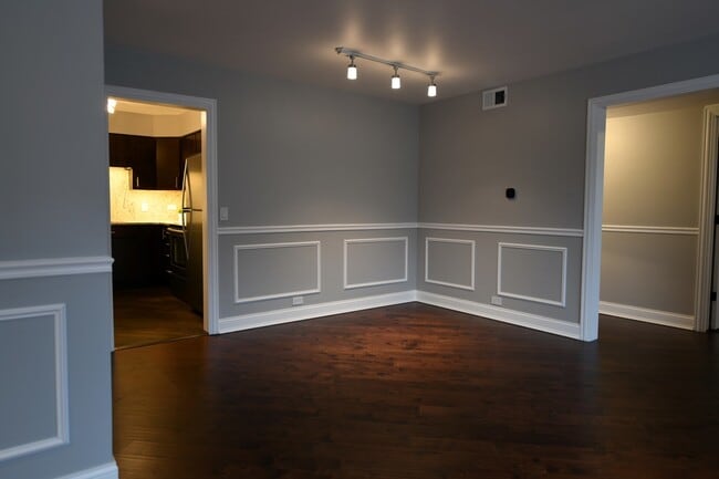 Building Photo - 2739 W Glenlake Ave