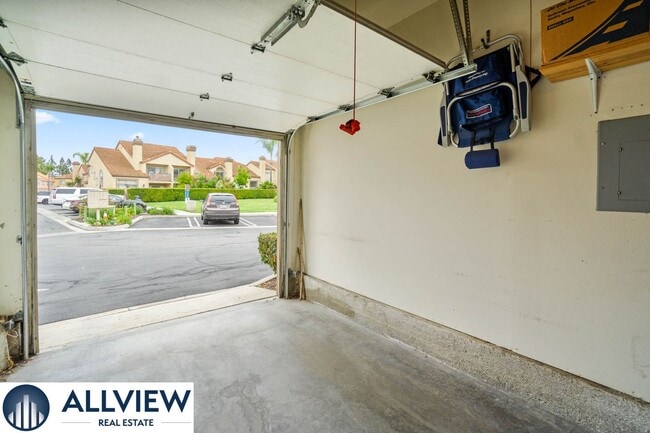 Building Photo - Fully Furnished Townhome with Attached Gar...