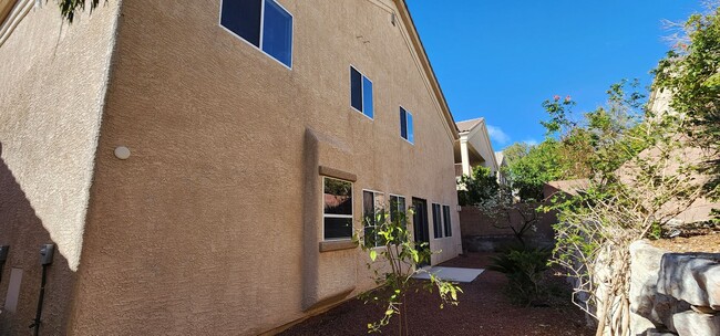 Building Photo - Spacious 5-Bedroom Home in Gated Las Vegas...