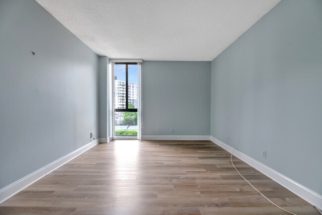 Building Photo - 6800 Fleetwood Rd