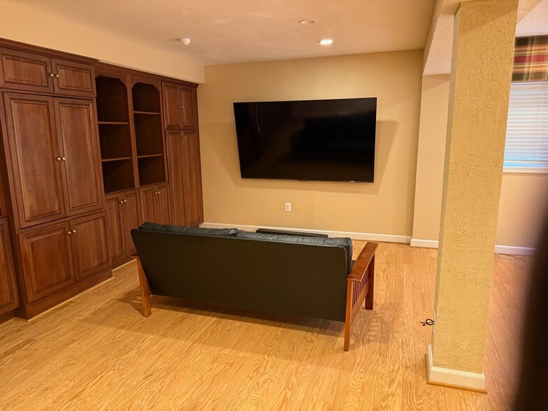 Building Photo - 10225 Tamarack Dr