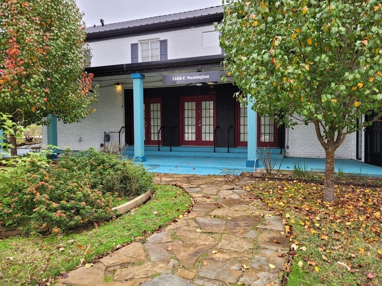 Primary Photo - 1308 E Washington Ave
