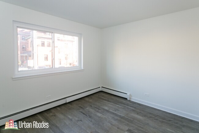 Building Photo - 6211 N Kenmore Ave