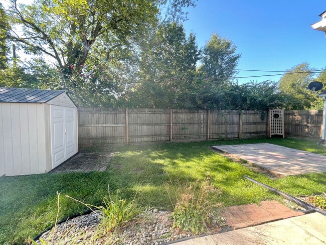Building Photo - Charming 3-Bedroom, 1.5-Bath Home with Pri...