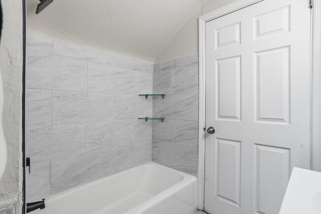 Building Photo - 624 Elm Dr