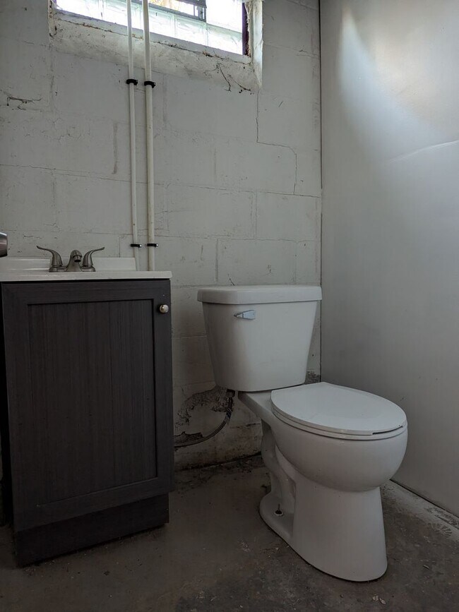 Building Photo - 9994 Vaughan St