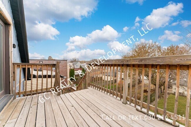 Building Photo - 1726 N Sawyer Ave