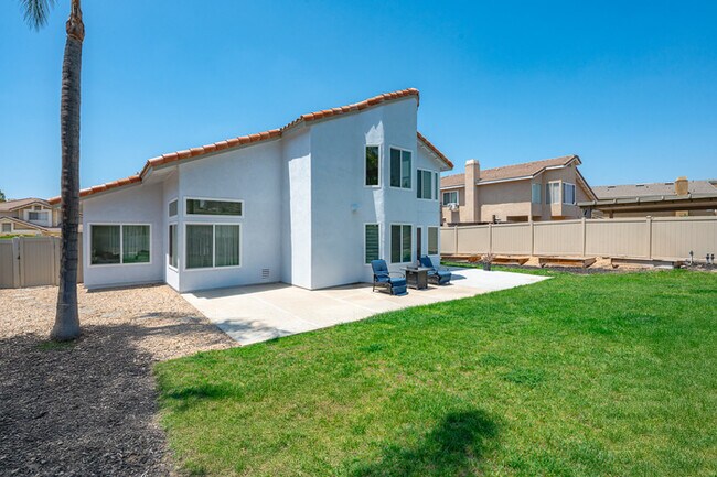 Building Photo - Luxe Spacious Home Near Parks Fully Equipped