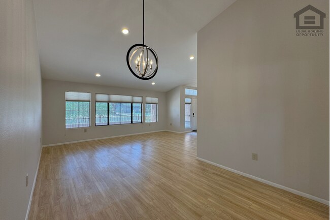Building Photo - 17211 N Desert Glen Dr