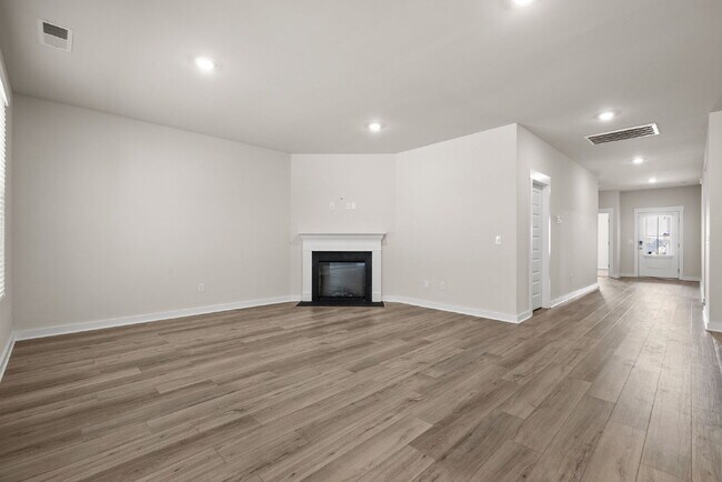 Building Photo - Spacious, Modern Ranch in Rossview!