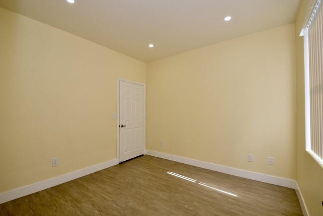 Building Photo - Charming Two-Bedroom Condo with Prime Location At Coronado Palms!