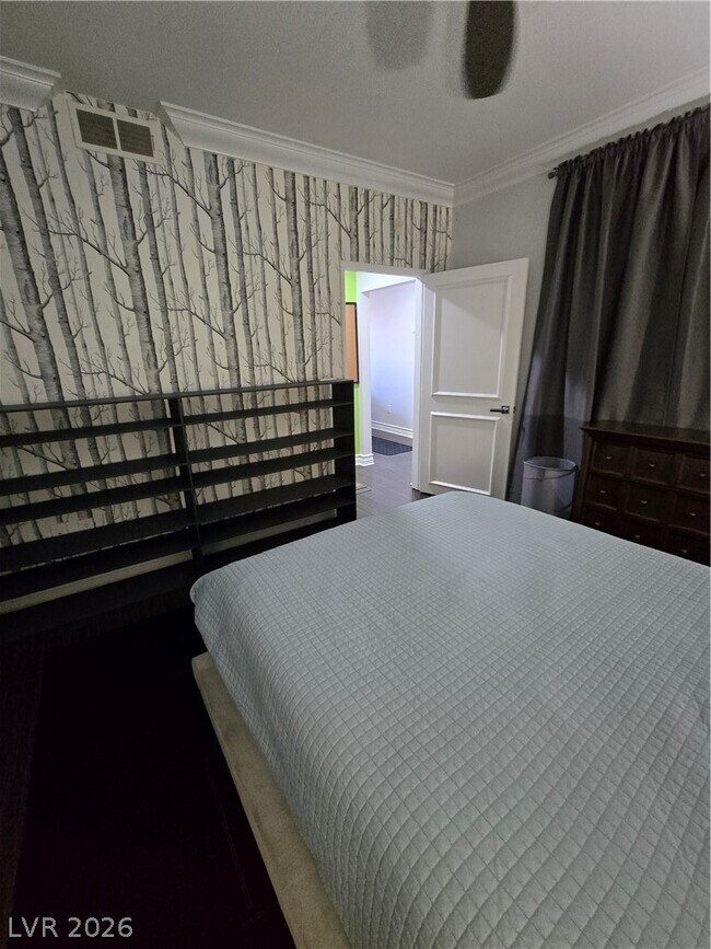 Building Photo - 220 E Flamingo Rd