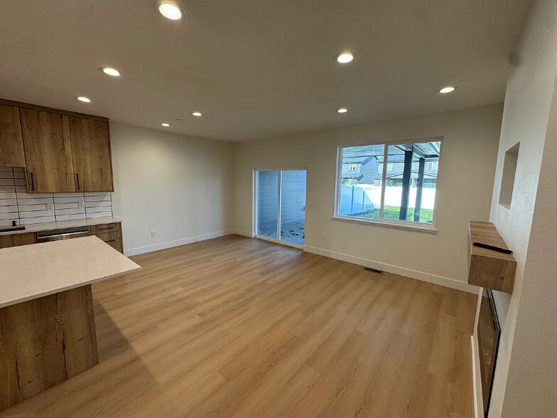 Building Photo - 3915 E 27th Ave