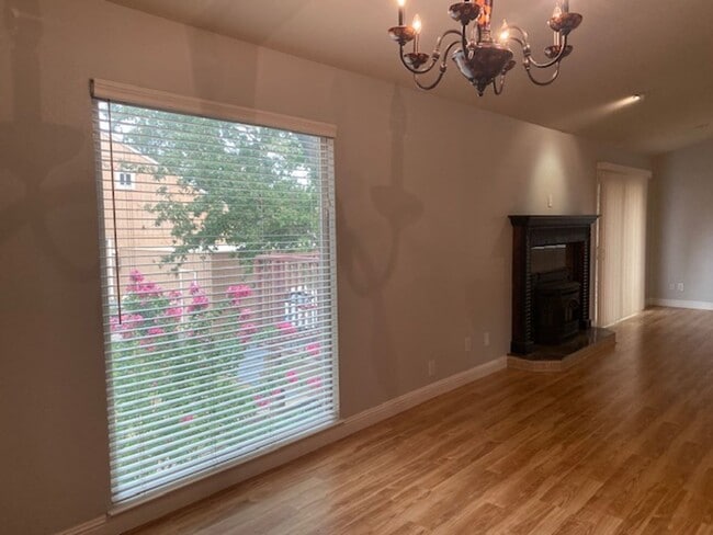 Building Photo - AVAILABLE NOW! Beautiful 2 Bedroom 2 Bath Condo in Citrus Heights!!!