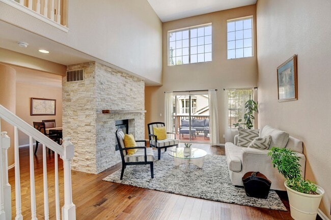 Building Photo - Beautiful luxury townhome style condominiu...