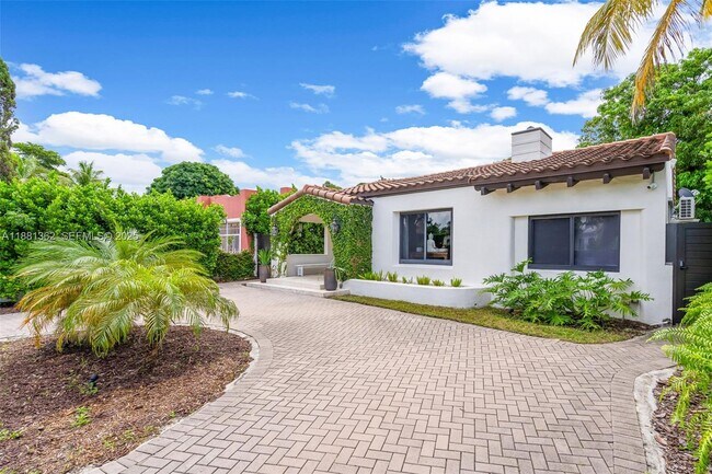 Building Photo - 1642 SW 16th St