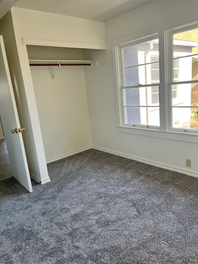 Building Photo - 1 Bedroom Cottage w/ sunroom