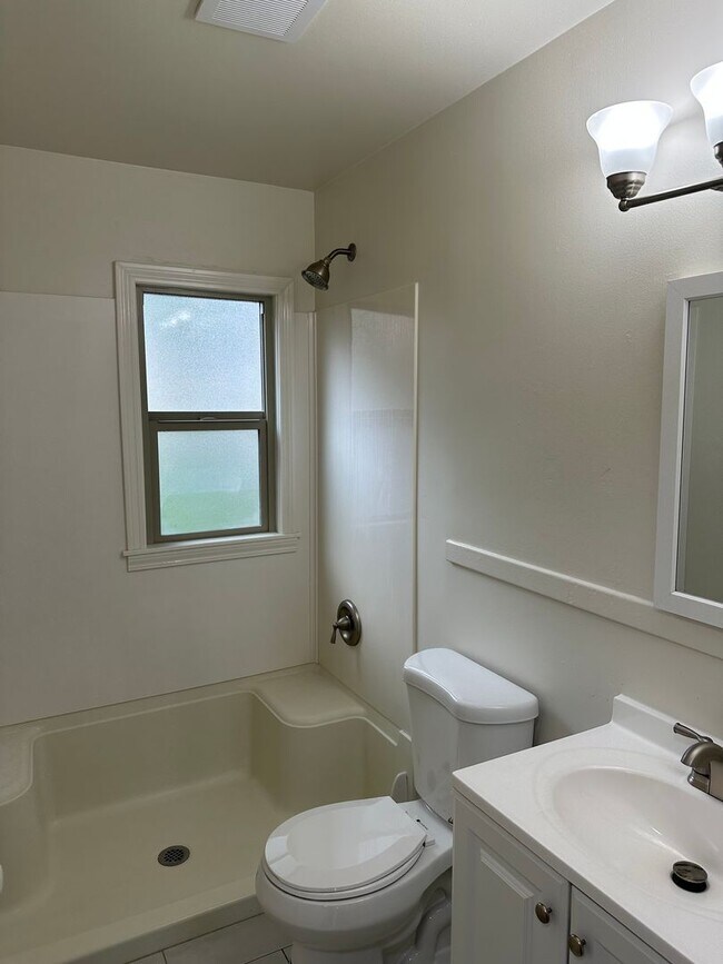 Building Photo - 1/2 Off 2nd Month's Rent