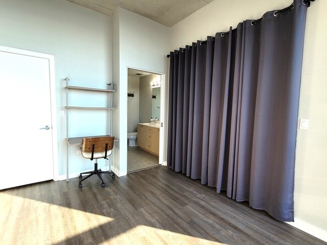 Building Photo - 235 W Van Buren St