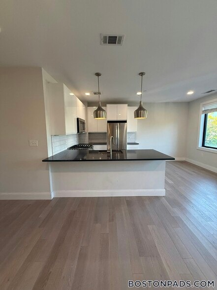 Building Photo - 152 Liverpool St