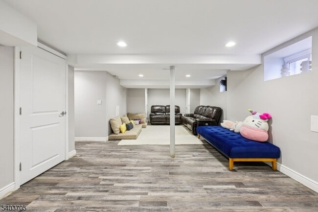 Building Photo - 3-11 Lyons Ave