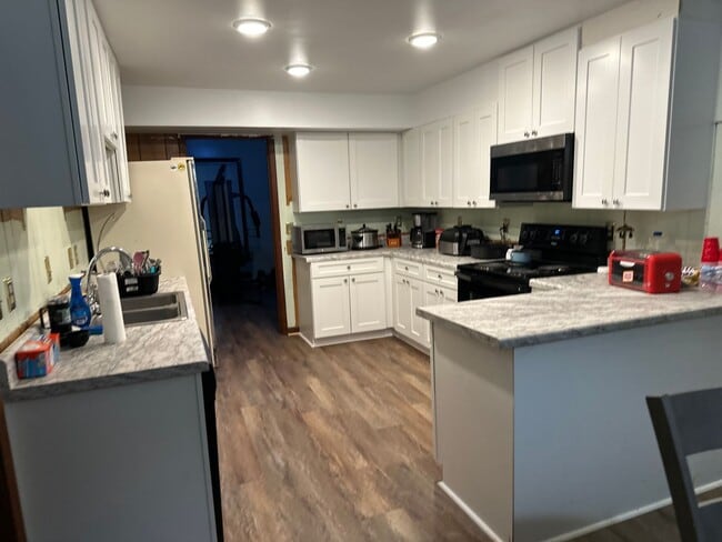 Building Photo - 6 BR 3 BA House in Colonial Hill Community