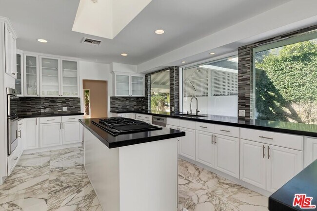 Building Photo - 612 Elm Dr