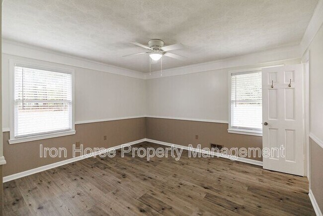 Building Photo - 1110 Maple Cir