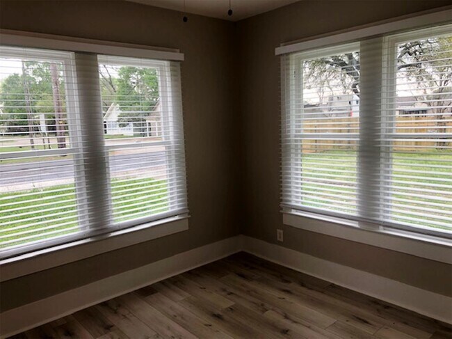 Building Photo - 3022 School St