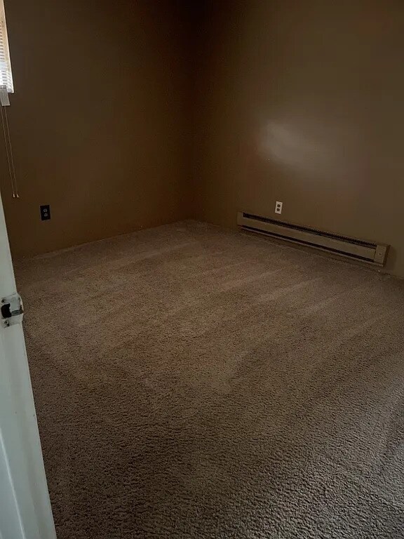 Building Photo - 3 Bedroom 1 Bathroom