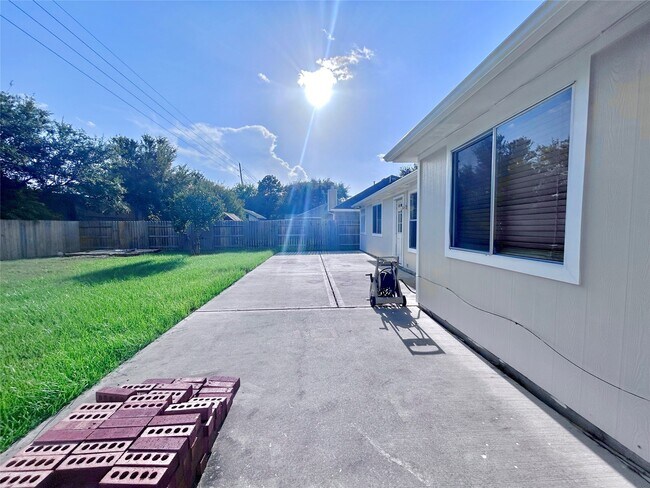Building Photo - 18523 Spinney Ln