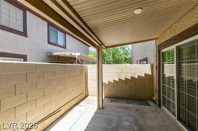 Building Photo - 2602 Country Maple Ave