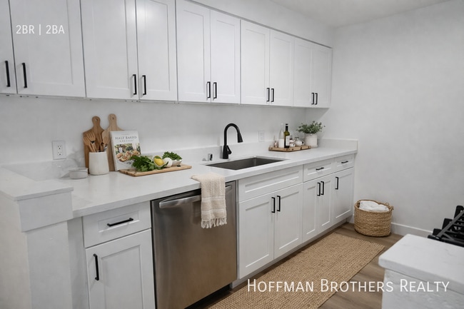 Building Photo - 8206 Romaine St