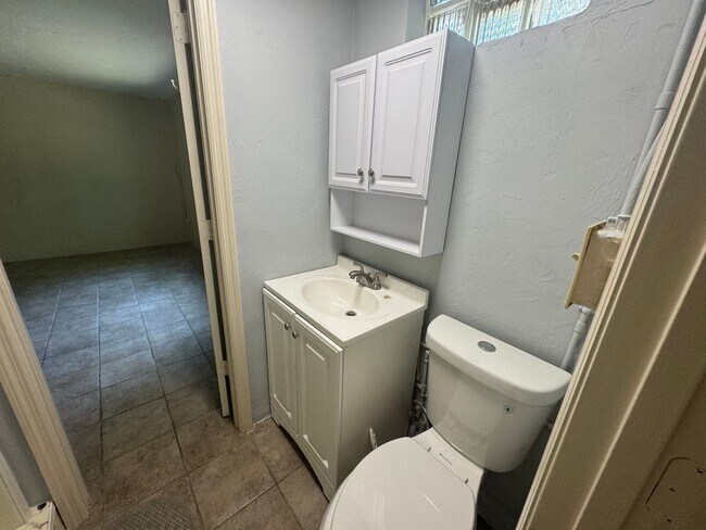 Building Photo - 6/3 within Walking Distance to Campus!!
