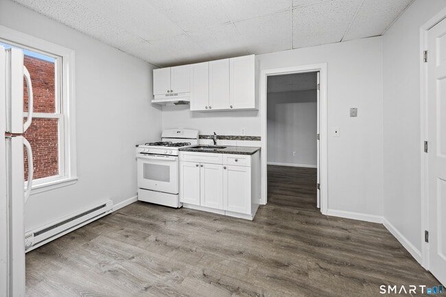 Building Photo - 70 Center St