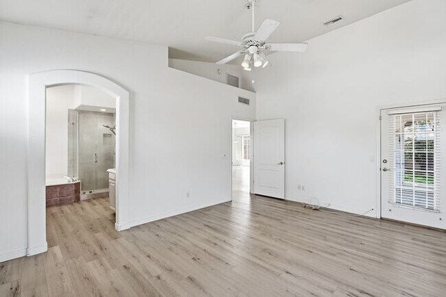 Building Photo - 4 Bed 2 Bath House with a pool!