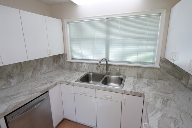 Building Photo - 5235 Beechnut St