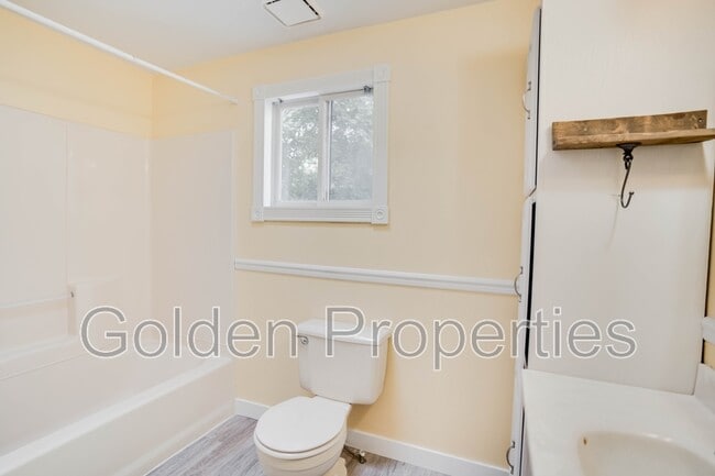 Building Photo - 406 S 14th St