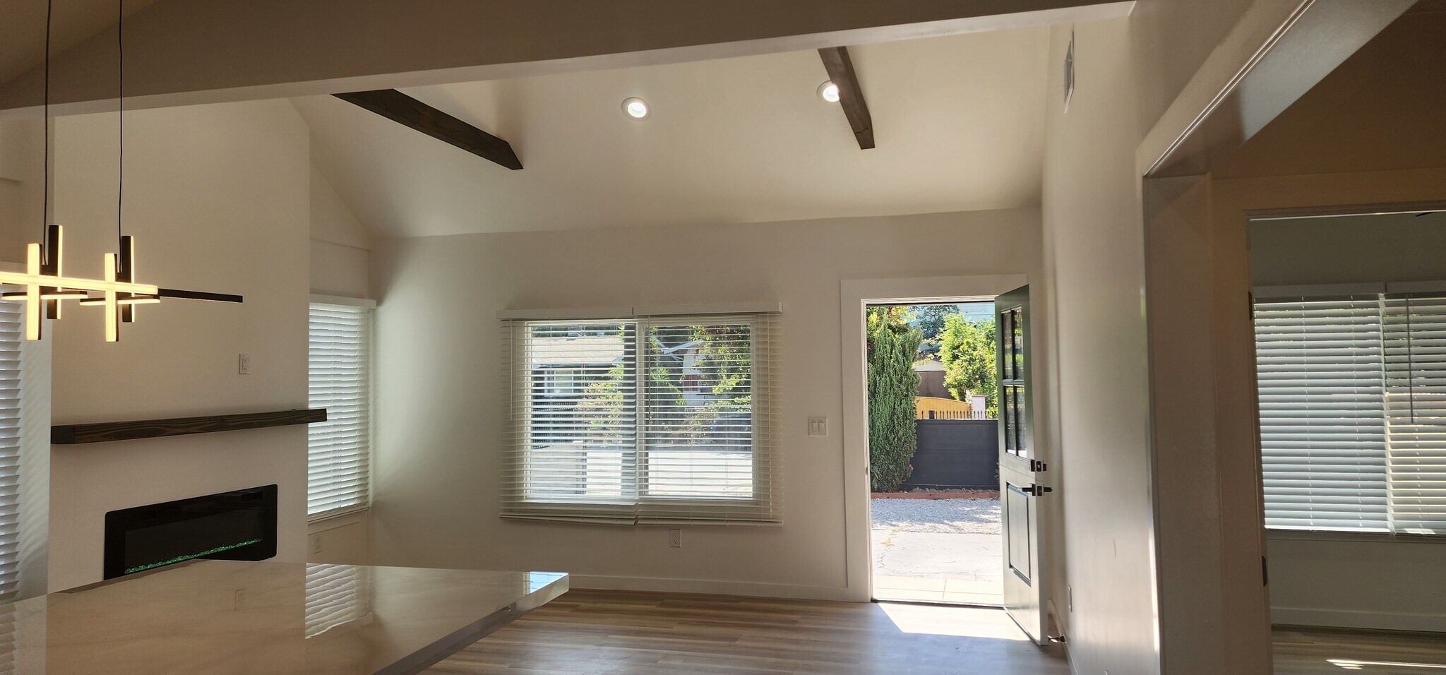 Building Photo - 950 N Kingsley Dr